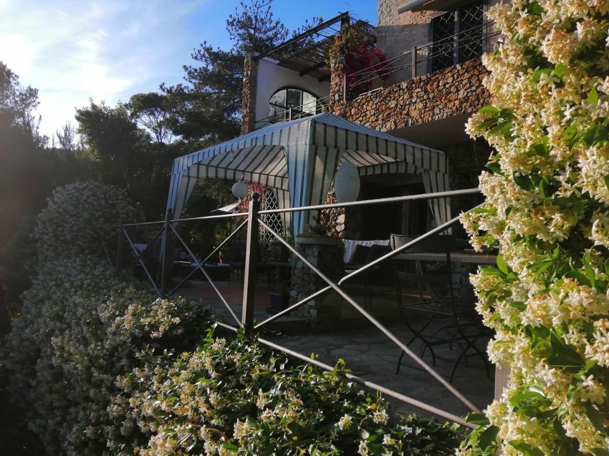Le Terre Del Drago Apartment Bergeggi Bagian luar foto