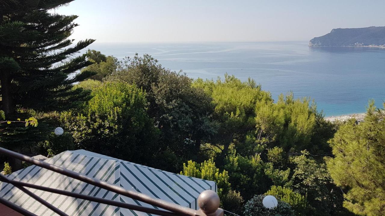 Le Terre Del Drago Apartment Bergeggi Bagian luar foto